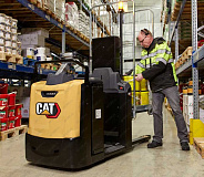 Низкоуровневый подборщик заказов CAT NO12N2F с подъемными вилами
